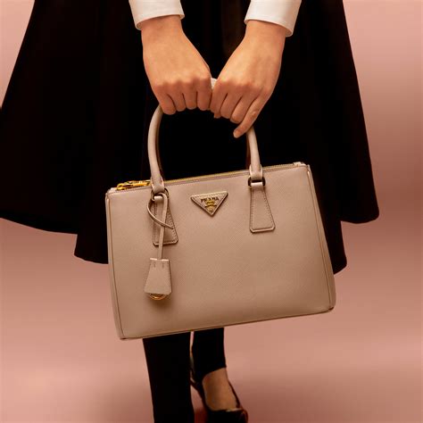 prada buste a mano|bolsas de prada.